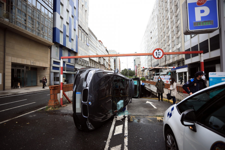 El parking de Juana de Vega registra un vuelco por segunda vez en un mes