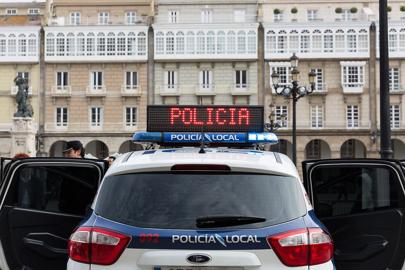 Un motorista atropella a una mujer en una rotonda de la avenida de Oza y se da a la fuga