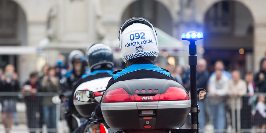 La Policía Local detiene a un ladrón de bolsos que se ocultó bajo un coche