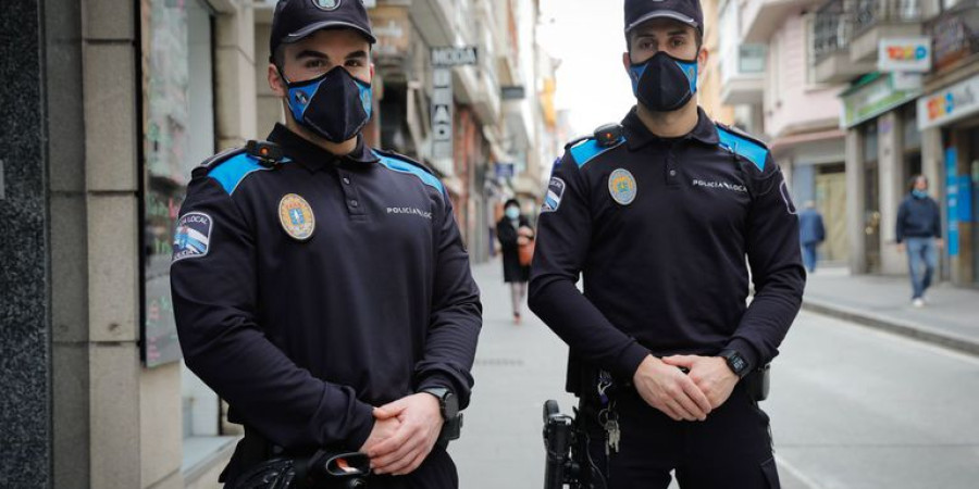 Los policías que auxiliaron a un hombre en la calle de la Torre: 