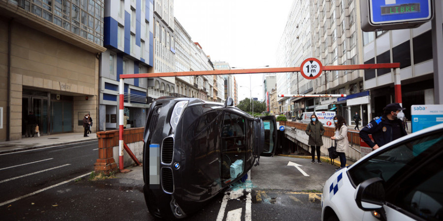 El parking de Juana de Vega registra un vuelco por segunda vez en un mes