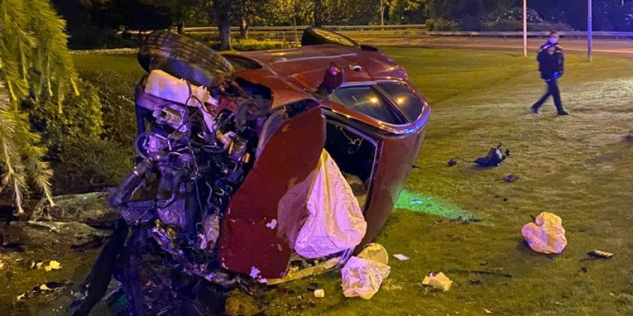 Herido grave tras volcar el vehículo que conducía y quedar atrapado en Alfonso Molina, en A Coruña